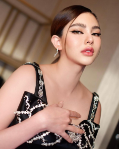 ดิว อริสรา ประวัติ