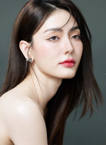 มีนา ริณา ประวัติ